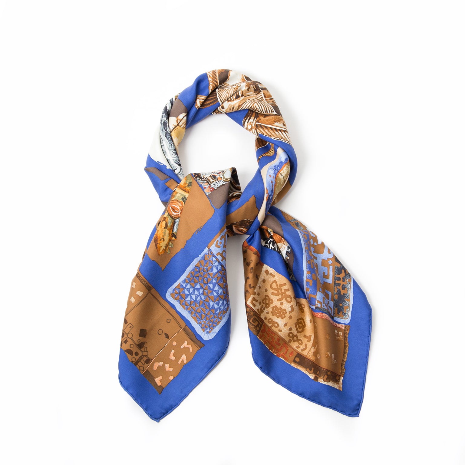 Hermes Silk Persona Scarf, Visit the webshop of Labellov for an wide variety of new and pre-loved luxury scarfs. The site offers a save and secure online shopping experience. Labellov verkoopt tweedehands Hermes sjaals met de juiste prijs.