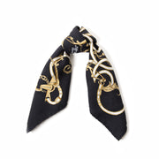 Hermes Gold Chain Scarf, Visit the webshop of Labellov for an wide variety of new and pre-loved luxury scarfs. The site offers a save and secure online shopping experience. Labellov verkoopt tweedehands Hermes sjaals met de juiste prijs.