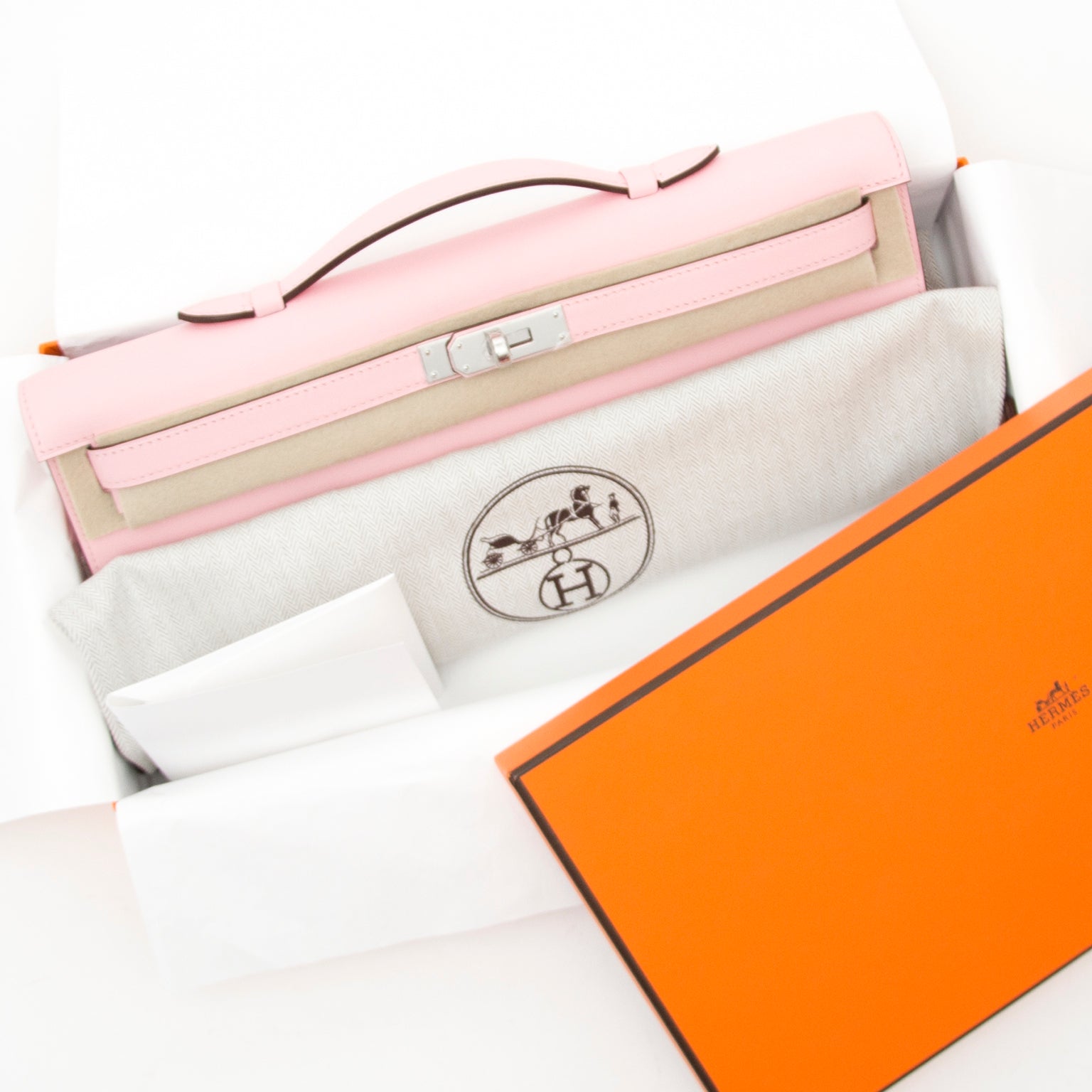 koopveilig online 100% authentieke Hermès Kelly Cut Pochette Rose Sakura Swift Phw