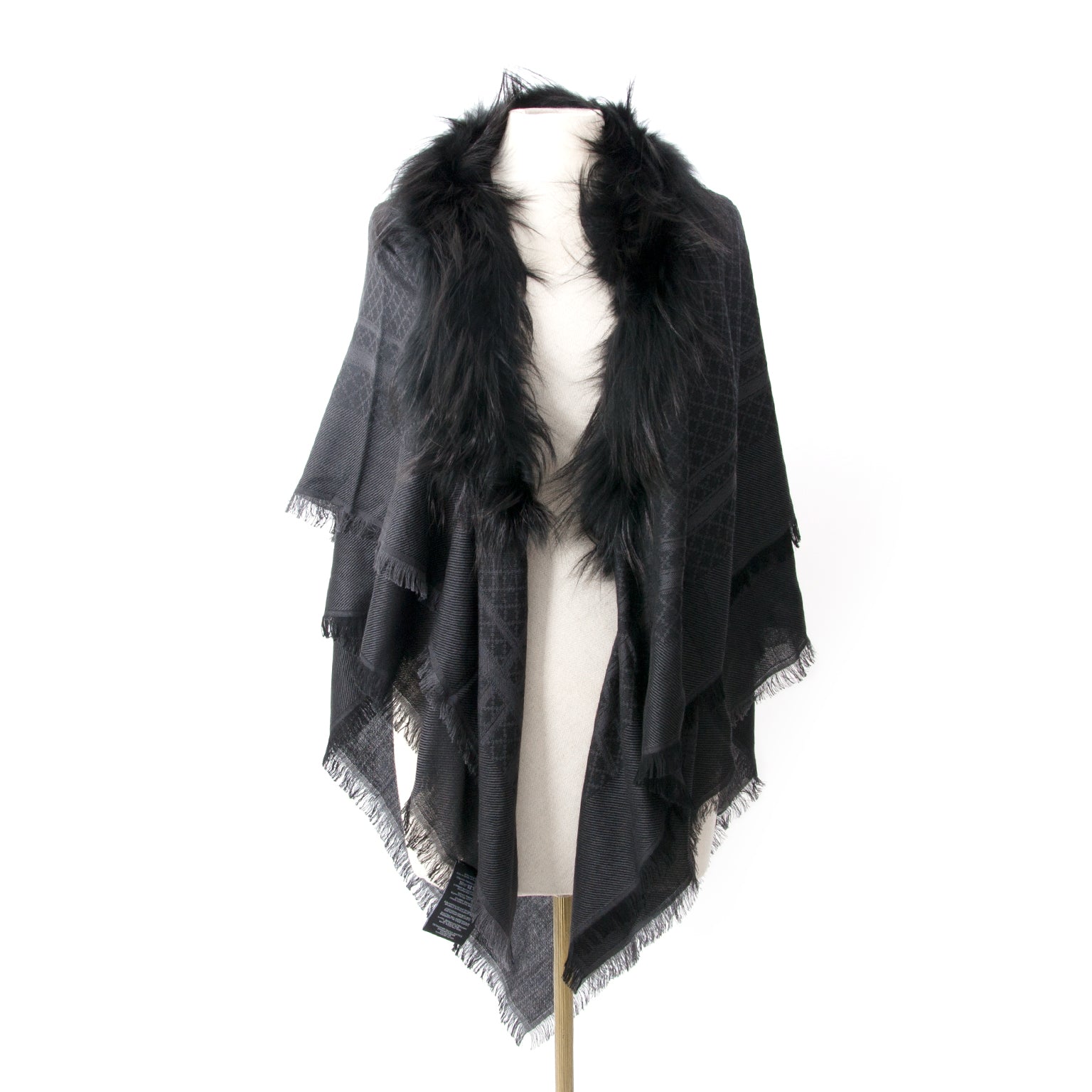 This beautiful black wool/silk blend scarf from Gucci featuring a contrasting grey pattern design is finished with a fox fur trim on the top and tassel detail on the bottom. A truly luxurious item to have. Made of 35% wool and 65% silk, 100% fox