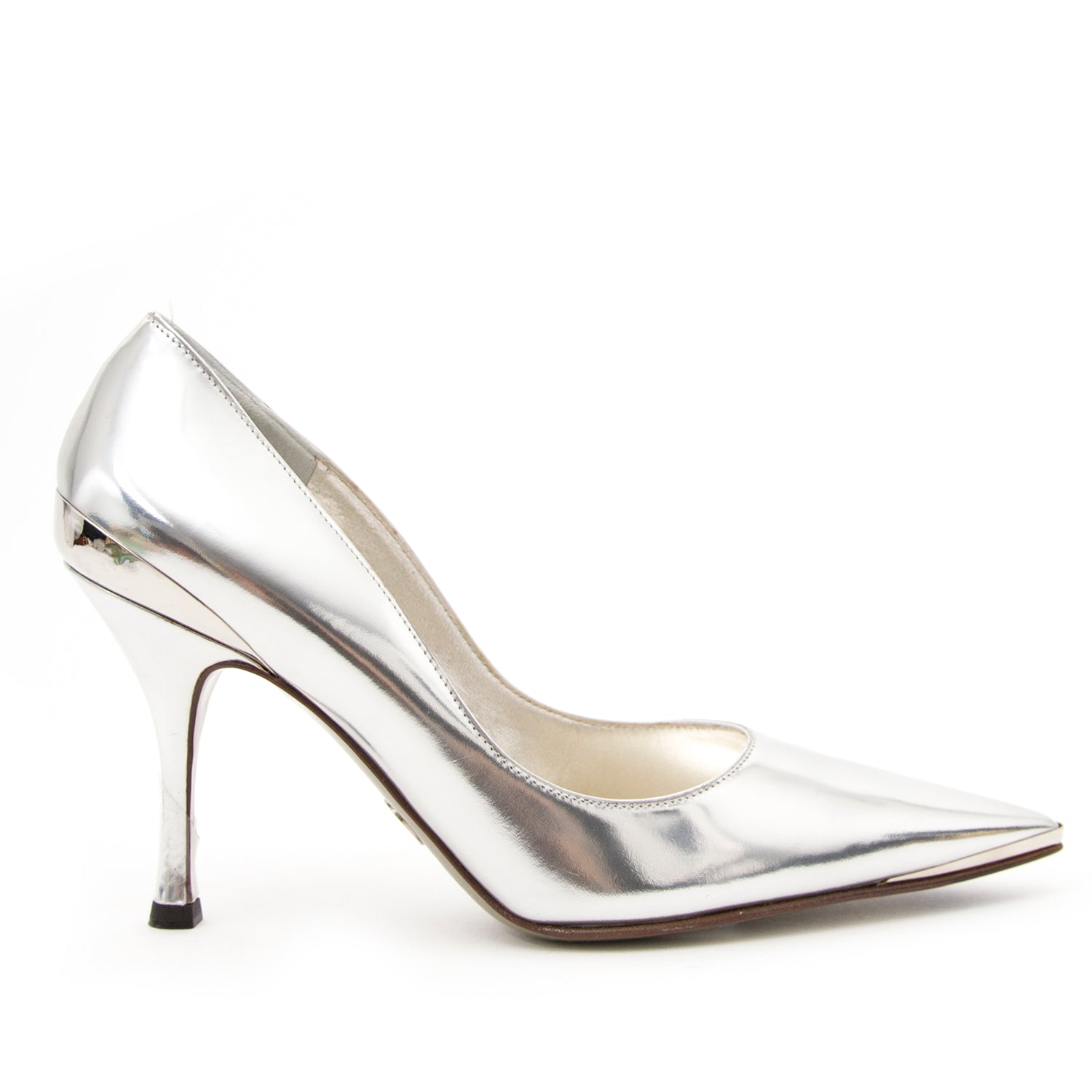 Authentieke Dolce & Gabbana Silver pumps voor de juiste prijs bij LabelLOV vintage webshop. Valentino Garavani Patent Burgundy pumps with bow. Veilig online winkelen. Luxe, vintage, mode. Antwerpen, België.