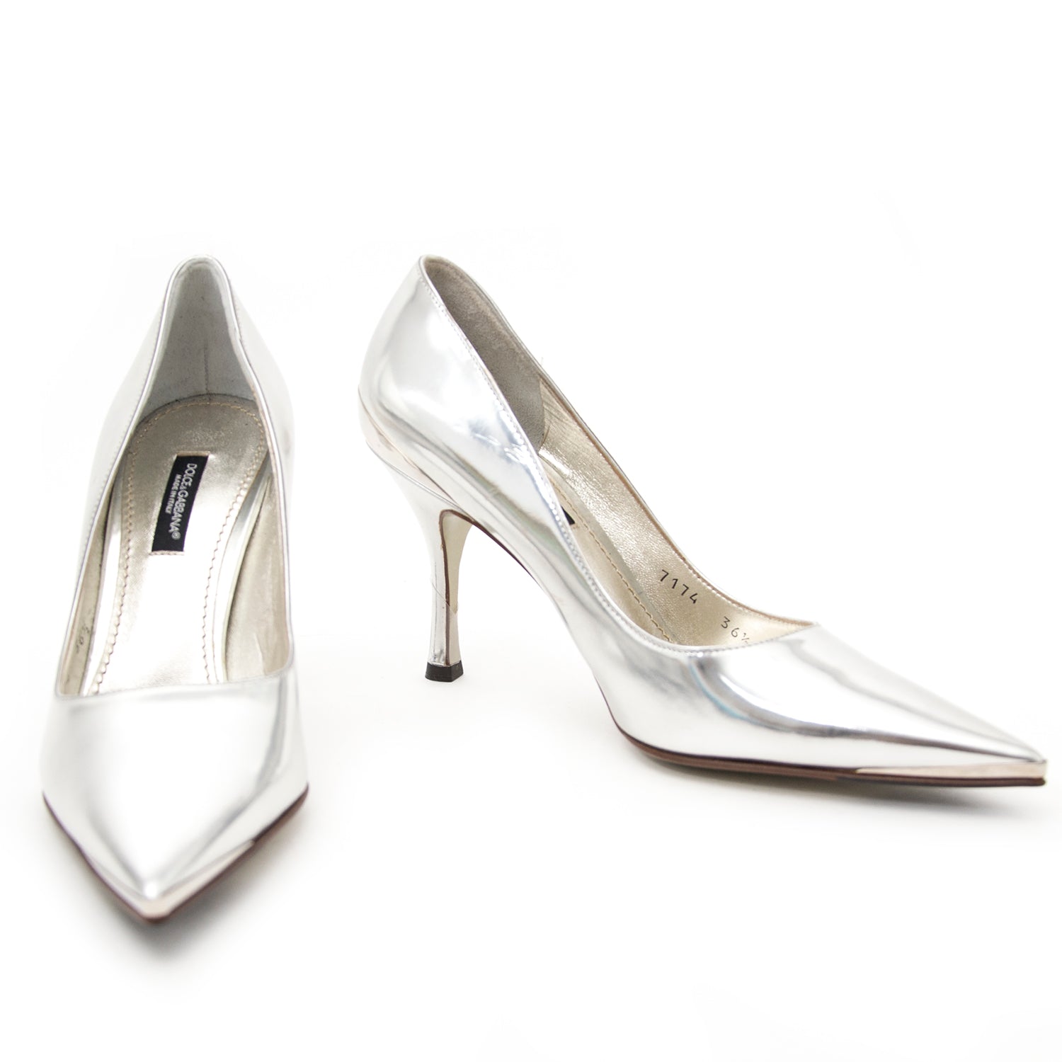 Buy Dolce & Gabbana Silver pumps at the right price at LabelLOV vintage webshop. Luxe, vintage, fashion. Safe and secure online shopping. Antwerp, Belgium.