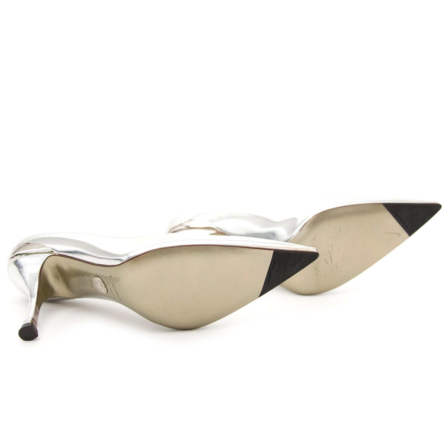 Buy Dolce & Gabbana Silver pumps at the right price at LabelLOV vintage webshop. Luxe, vintage, fashion. Safe and secure online shopping. Antwerp, Belgium.