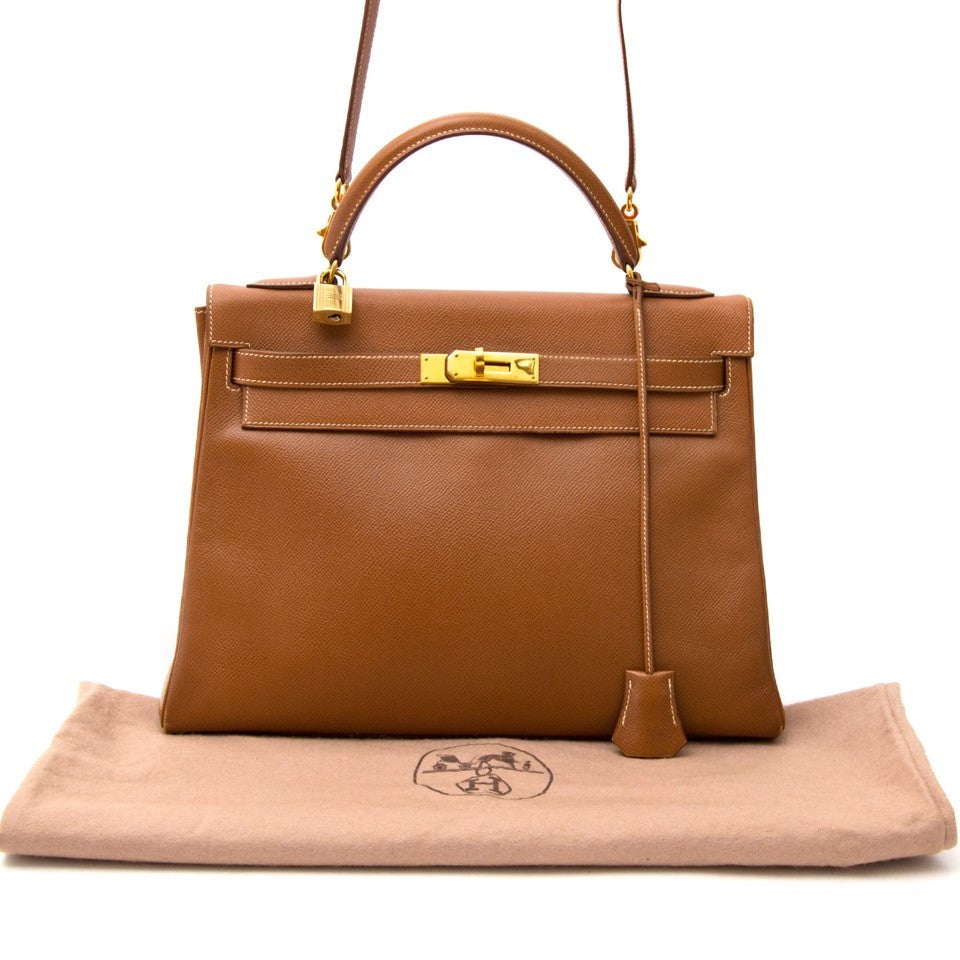 Searching for the perfect luxury bag? We buy and sell your 100% authentic Hermès Kelly bags for the best price. Zoekt u de ideale luxe handtas? Wij kopen en verkopen uw 100% authentieke Hermès Kelly handtassen voor de beste prijs.