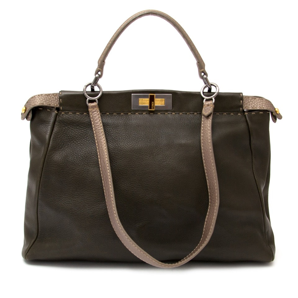 Authentieke Vintage Fendi Khaki Peekaboo satchel en strap voor juiste prijs bij LabelLOV vintage webshop. second hand vintage Vintage Fendi Khaki Peekaboo Satchel with strap. Veilig online winkelen. Luxe, vintage, mode. Antwerpen, België.
