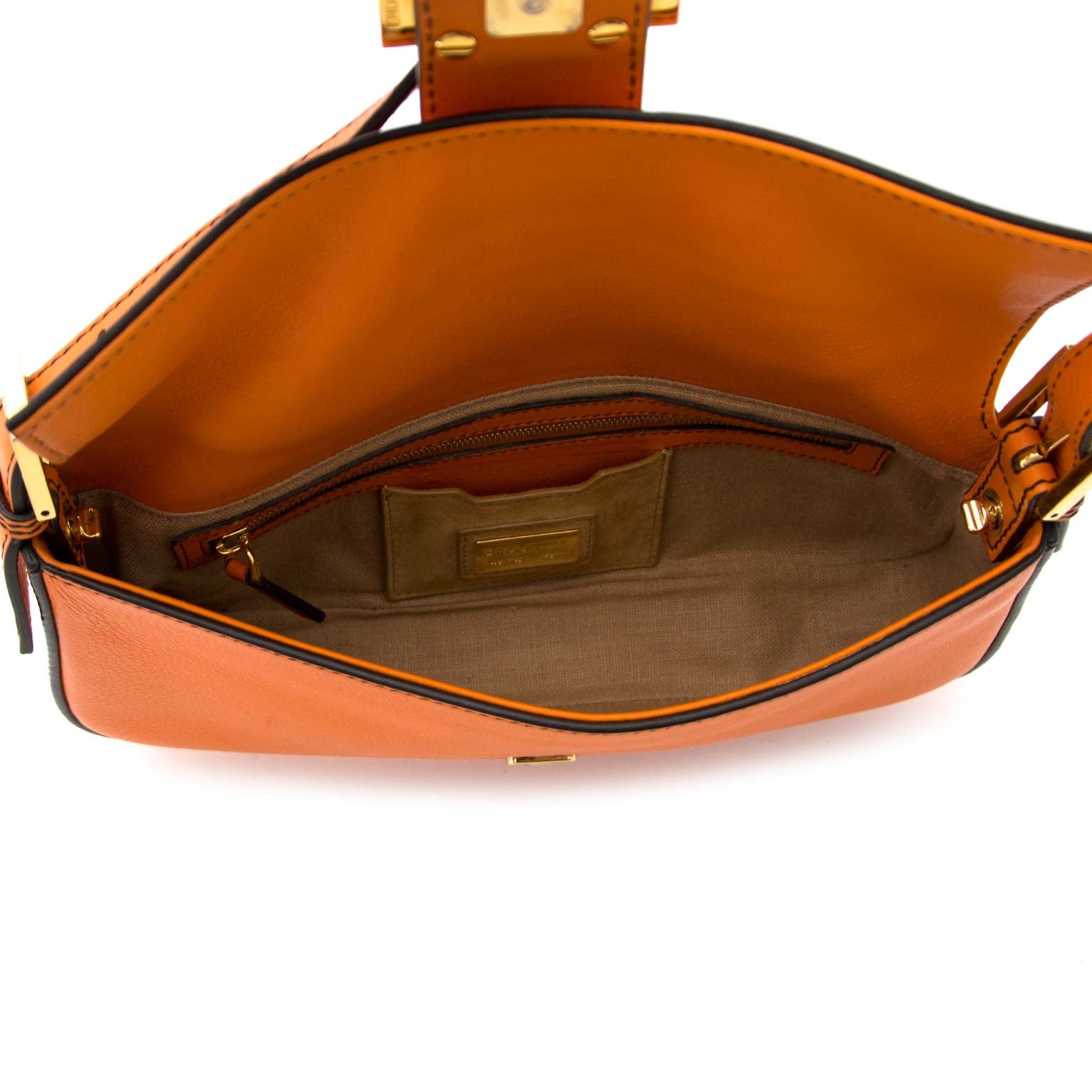 Fendi Orange Baguette Shoulder Bag Buy authentic designer Fendi secondhand bags at Labellov at the best price. Safe and secure shopping. Koop tweedehands authentieke Fendi tassen bij designer webwinkel labellov.