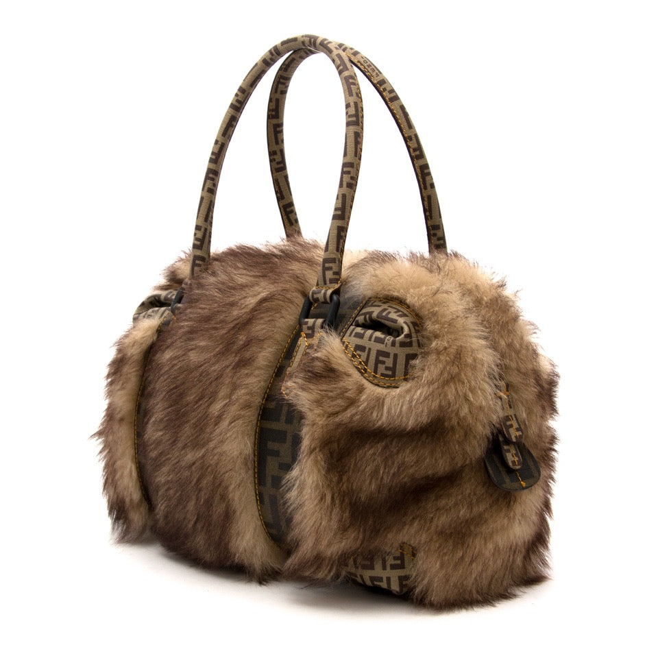 Cherchez-vous des sacs à mains Fendi avec fourrure pour le meilleur prix? Acheter secure en ligne avec Labellov