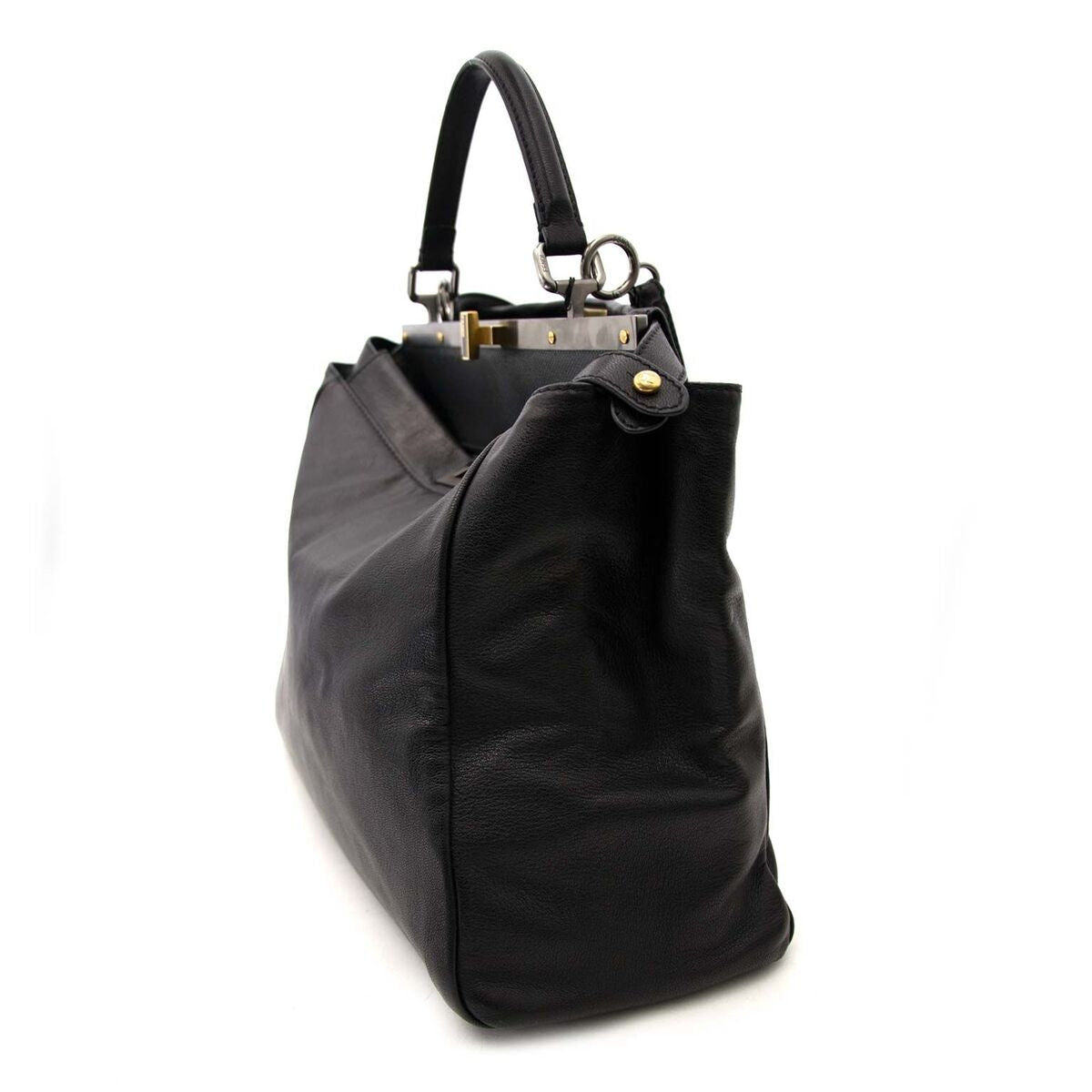 Achetez un authentique Fendi Peekaboo en noir pour le bon prix chez LabelLOV.