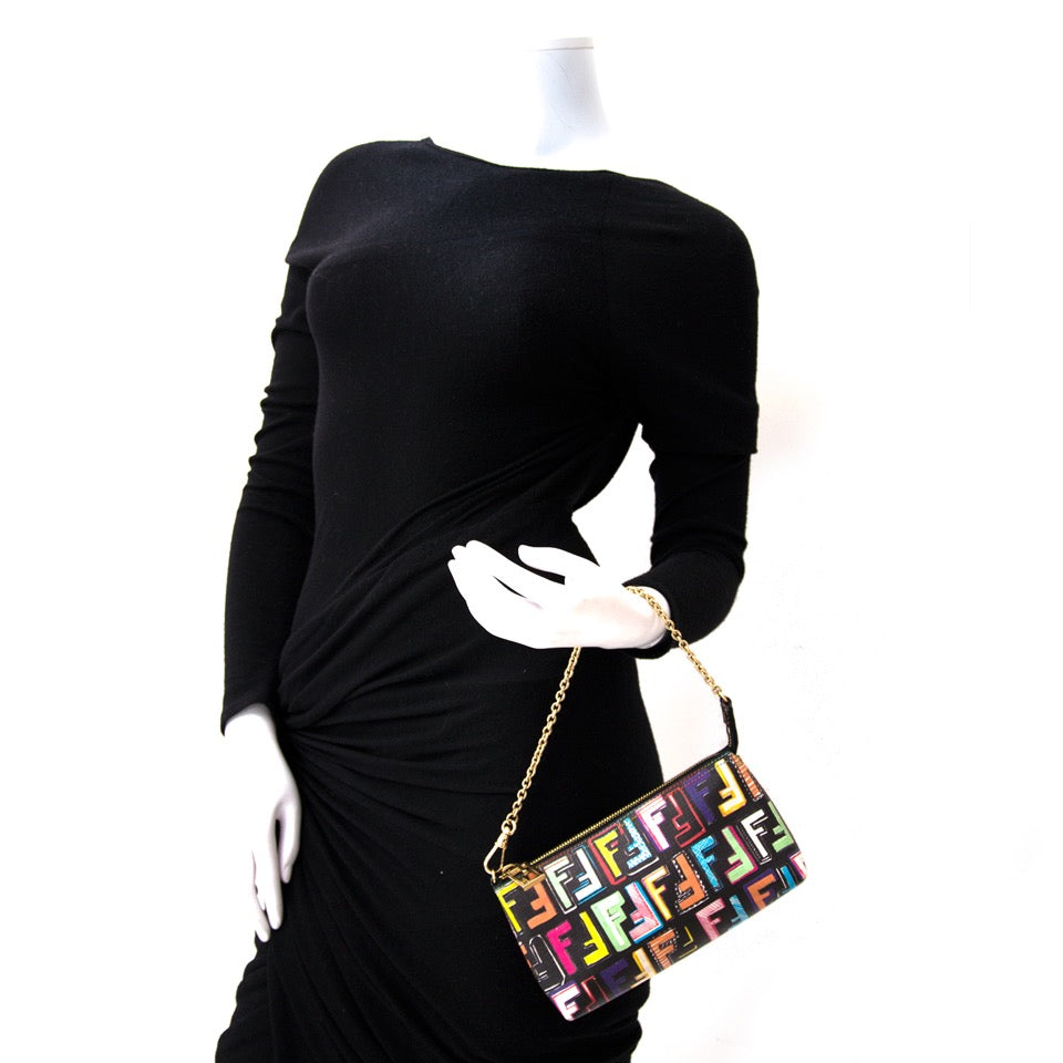 Koop uw Fendi Mini Monogram Clutch aan de beste prijs
