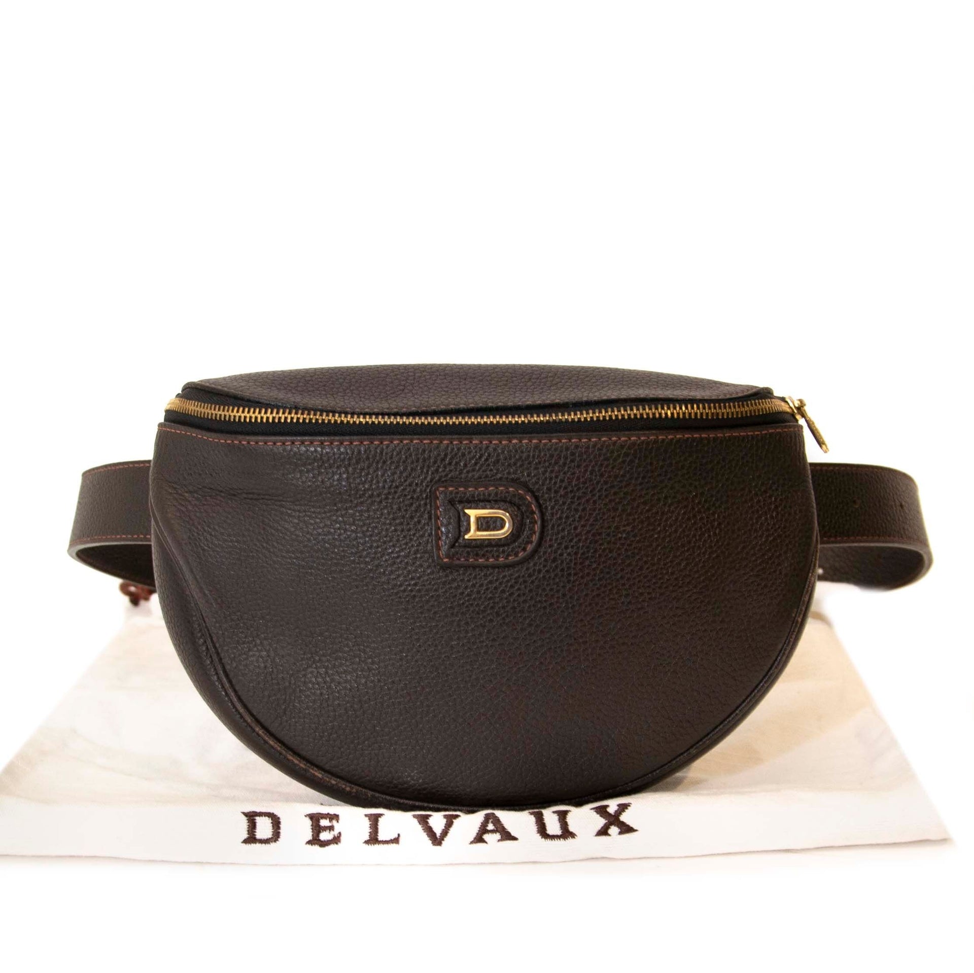 Koop en verkoop uw bruine lederen Delvaux musette aan de beste prijs bij Labellov tweedehands in Antwerpen.