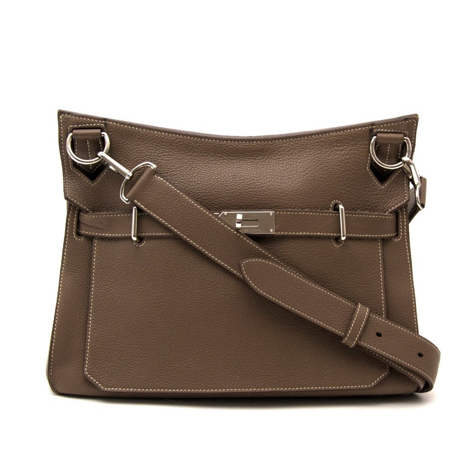 Searching for the perfect taupe Hermès Jypsiere handbag? We buy and sell your 100% authentic handbags at Labellov. Zoekt u de perfecte taupe Hermès Jypsiere handtas? We kopen en verkopen uw 100% authentieke handtassen.