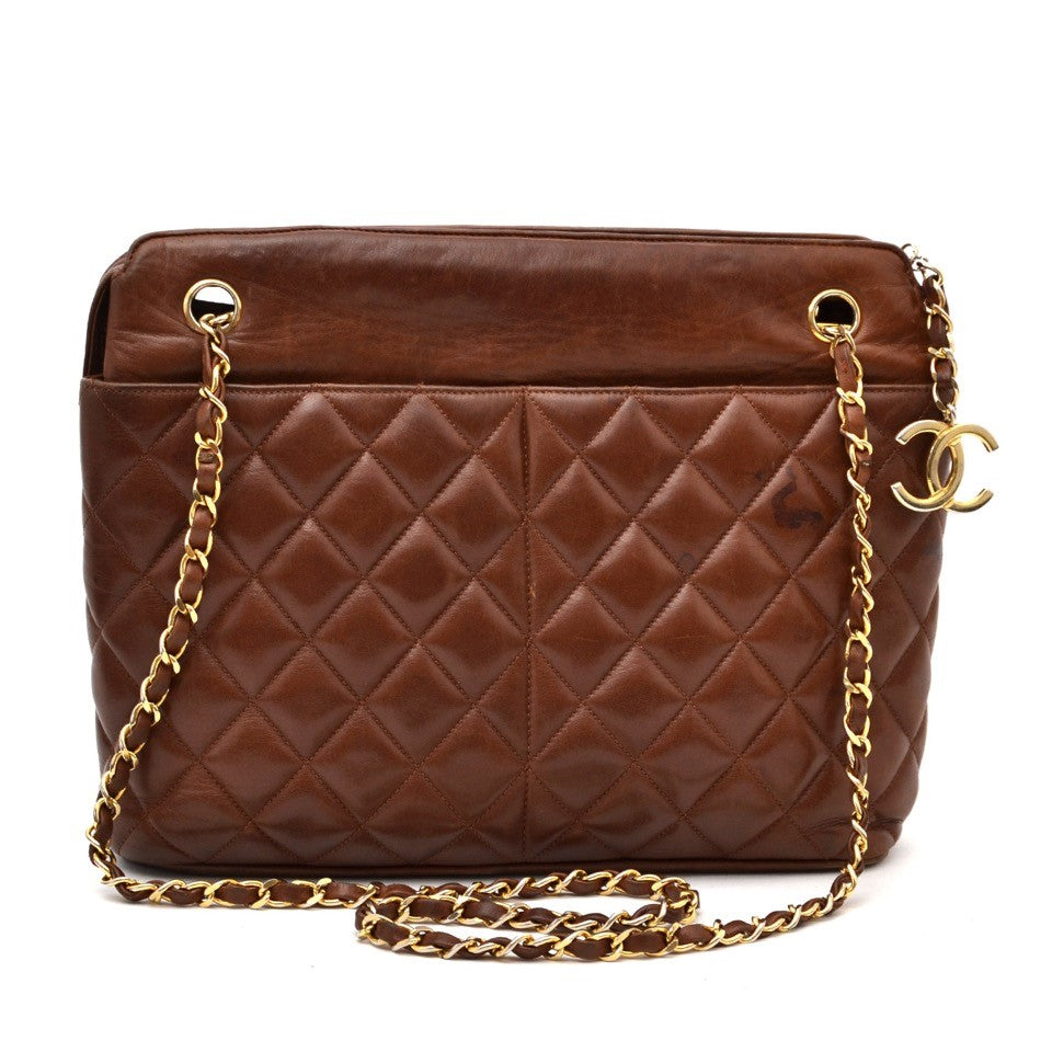 Searching for the perfect timeless Chanel bag? We buy and sell your 100% authentic bags and accessories for the best price. Zoekt u de ideale tijdloze Chanel tas? Wij kopen en verkopen uw 100% authentieke handtassen en accessoires voor de beste prijs.