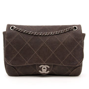 Vintage Chanel shoulder bag for the best price at Labellov webshop. Safe and secure online shopping with 100% authenticity. Vintage Chanel sac à epaule simple pour le meilleur prix.