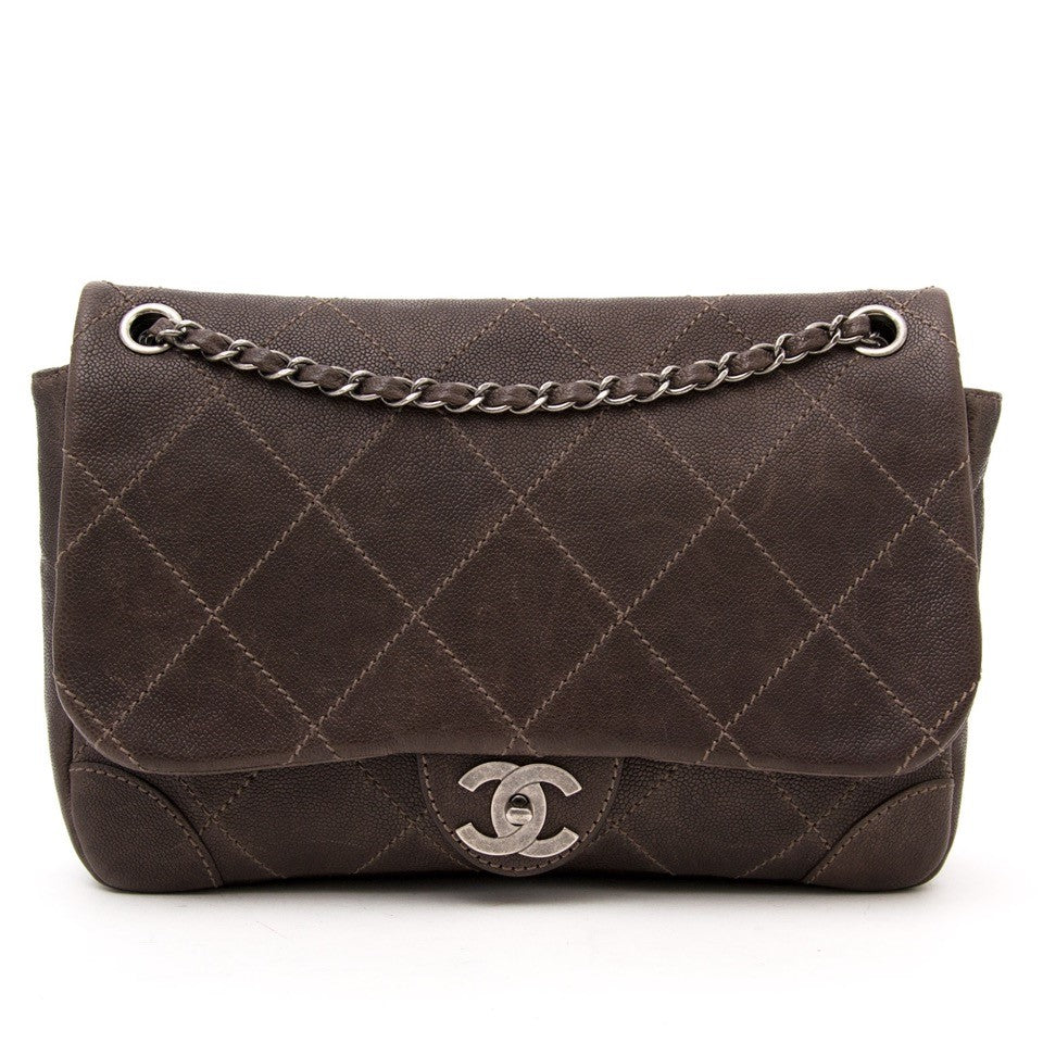 Vintage Chanel shoulder bag for the best price at Labellov webshop. Safe and secure online shopping with 100% authenticity. Vintage Chanel sac à epaule simple pour le meilleur prix.