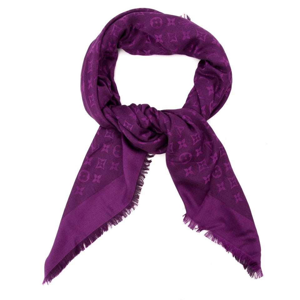 Vintage Louis Vuitton cassis monogram shawl for the best price at Labellov webshop. Safe and secure online shopping with 100% authenticity. Vintage Louis Vuitton cassis monogram foulard pour le meilleur prix.