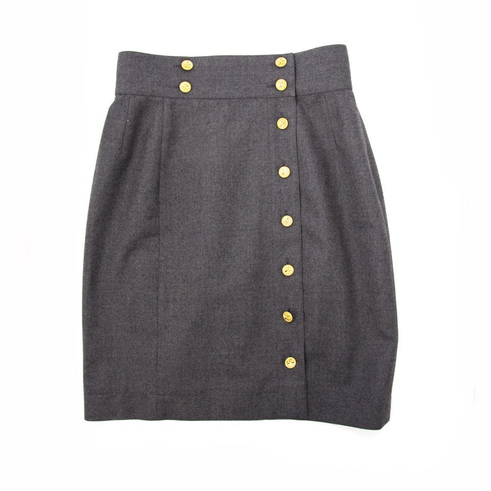 Vintage Chanel woolen skirt for the best price at Labellov webshop. Safe and secure online shopping with 100% authenticity. Vintage Chanel laine jupe pour le meilleur prix.
