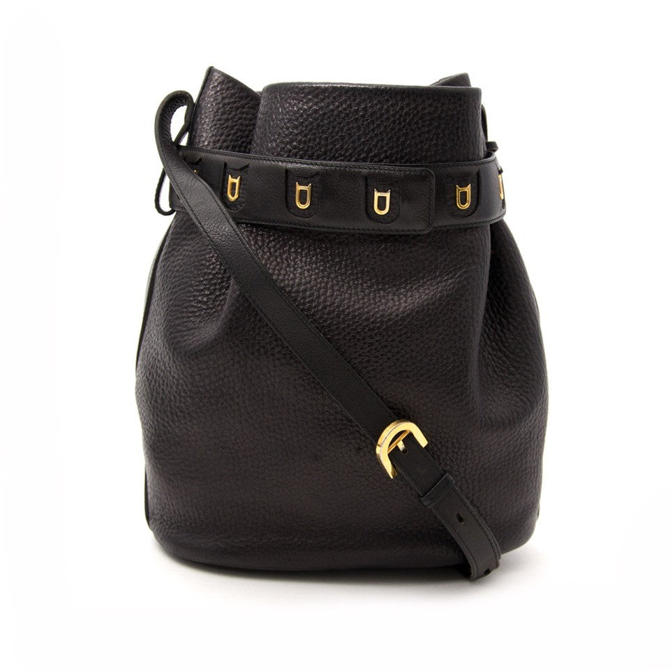 Vintage Delvaux bucket bag for the best price at Labellov webshop. Safe and secure online shopping with 100% authenticity. Vintage Delvaux toile de cuir pour le meilleur prix.