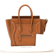 Vintage Céline micro debossed luggage handbag for the best price at Labellov webshop. Safe and secure online shopping with 100% authenticity. Vintage Céline micro debossed sac à bagages pour le meilleur prix.