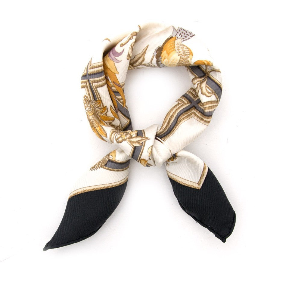 Vintage Hermès scarf for the best price at Labellov webshop. Safe and secure online shopping with 100% authenticity. Vintage Hermès foulard pour le meilleur prix.
