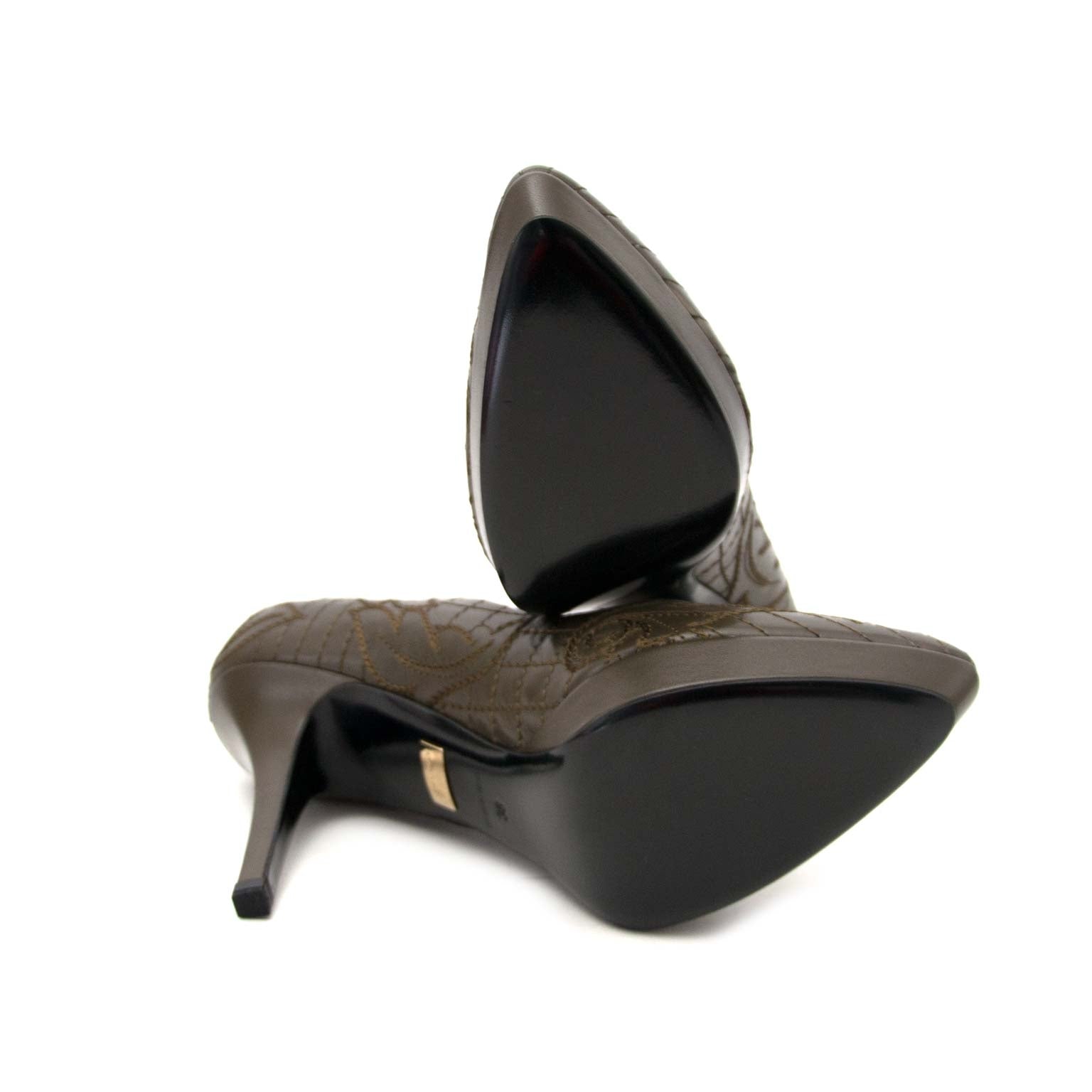 koop veilig online aan de beste prijs *NEVER USED* Versace Khaki Quilted Pumps - Size 38