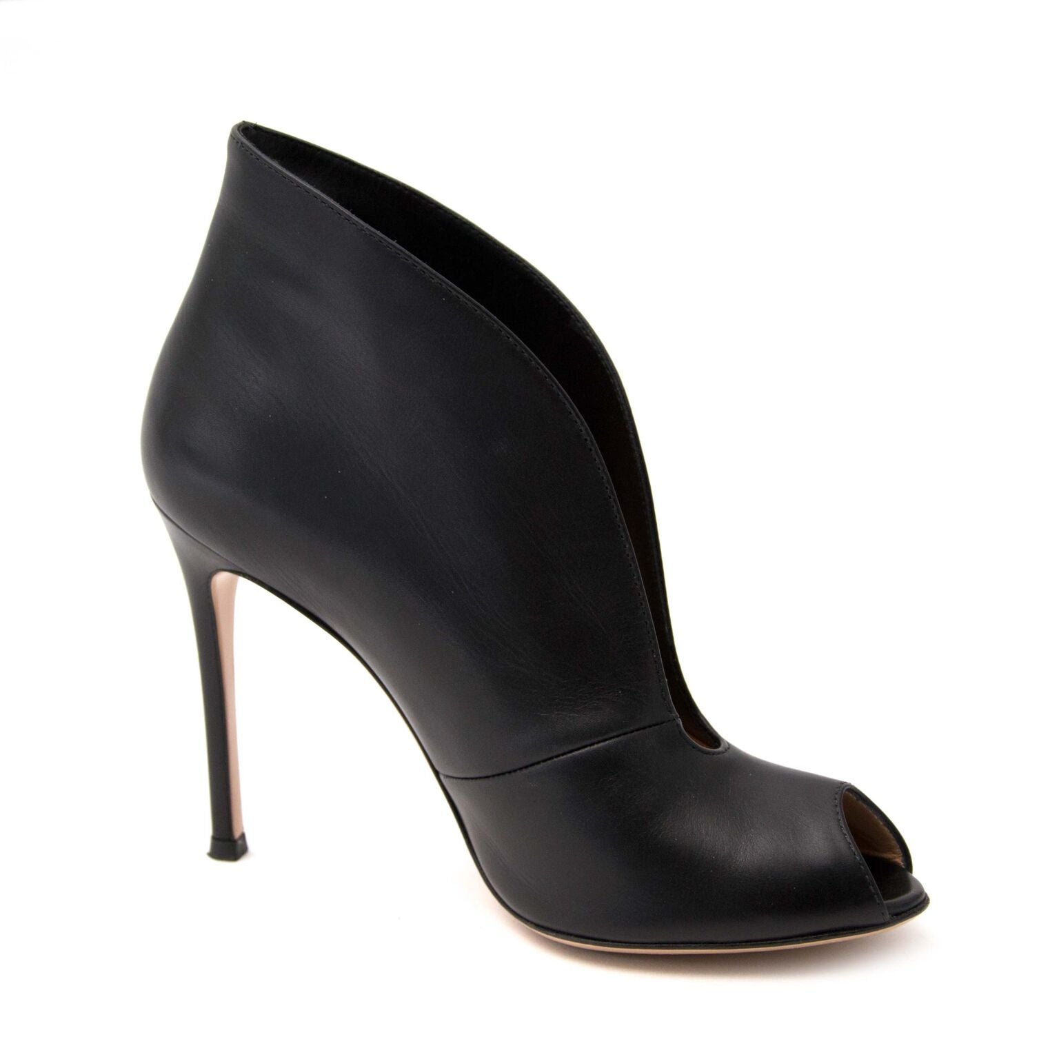 Koop nu deze prachtige Gianvito Rossi zwarte hakken op Labellov.com