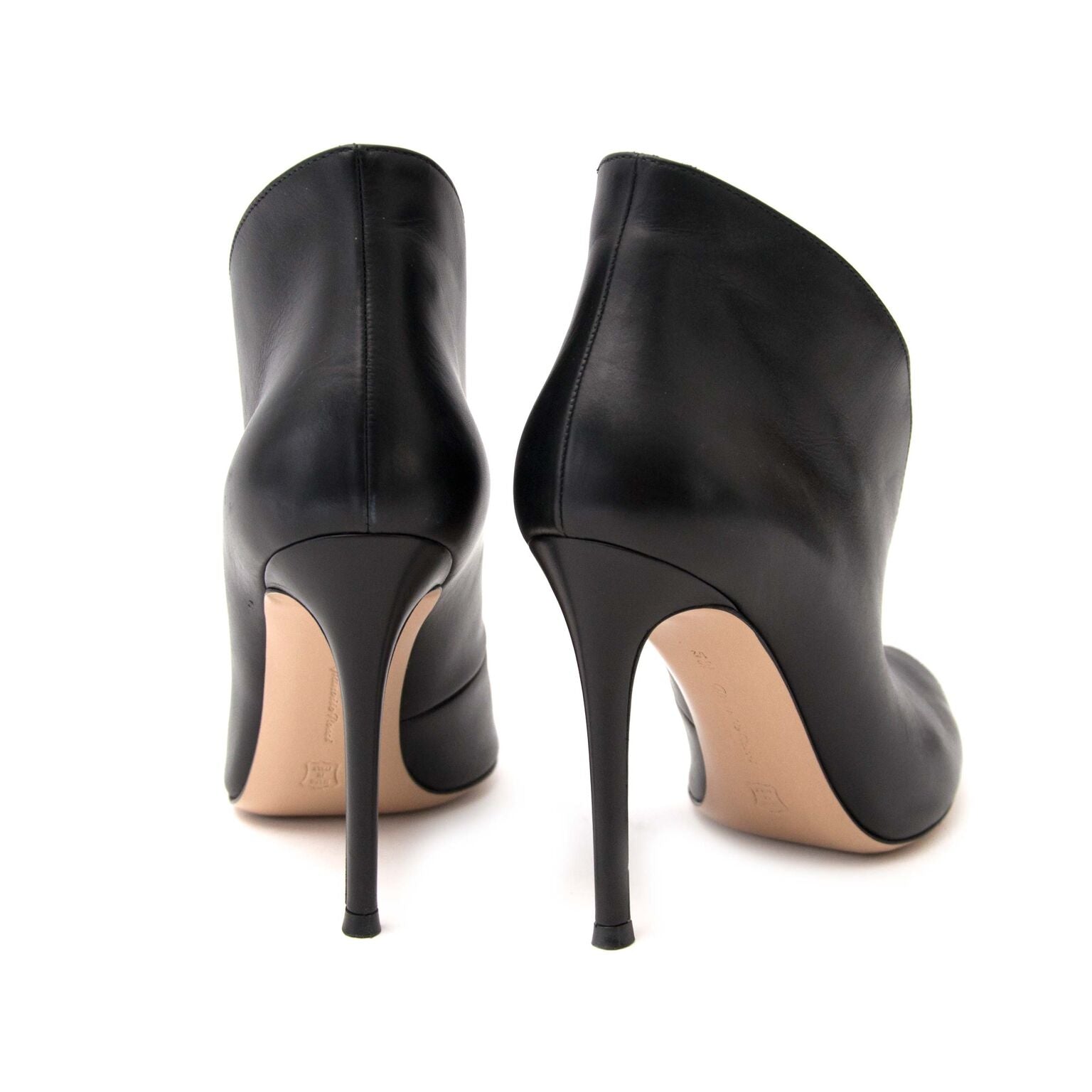 Buy now these Gianvito rossi black heels on Labellov.com