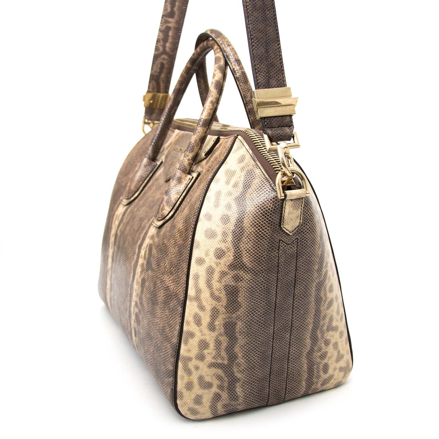 Koop tweedehands authentieke Givenchy handtassen bij Labellov in Antwerpen.