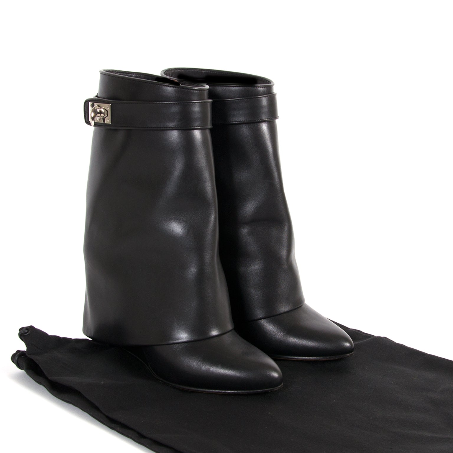 Givenchy Black Shark Lock Boots achetez secur en ligne chez Labellov vintage à Anvers, Belgique