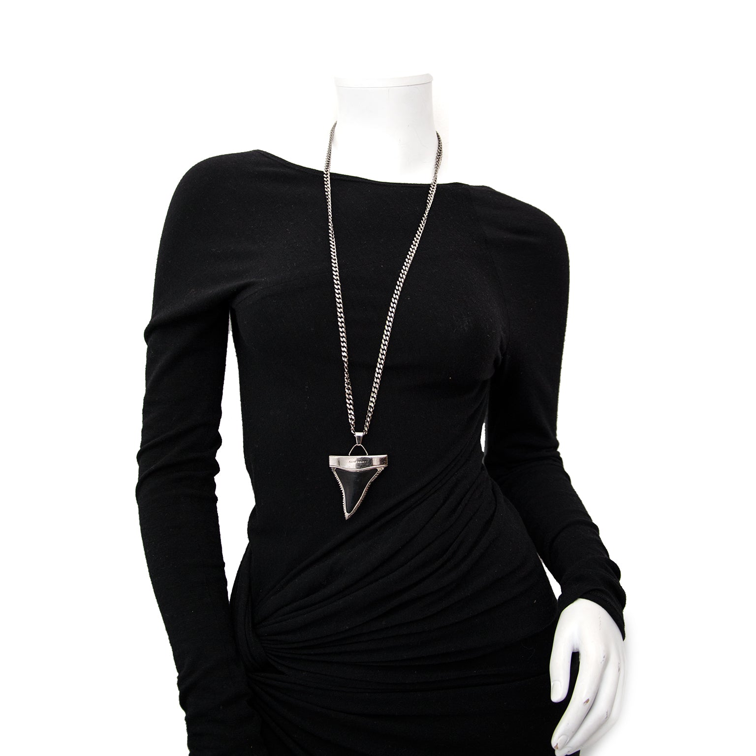 Authentieke Givenchy Haaientand ketting nu zonder risico verkrijgbaar in de Labellov showroom in Antwerpen, België aan de beste prijs in 2017.