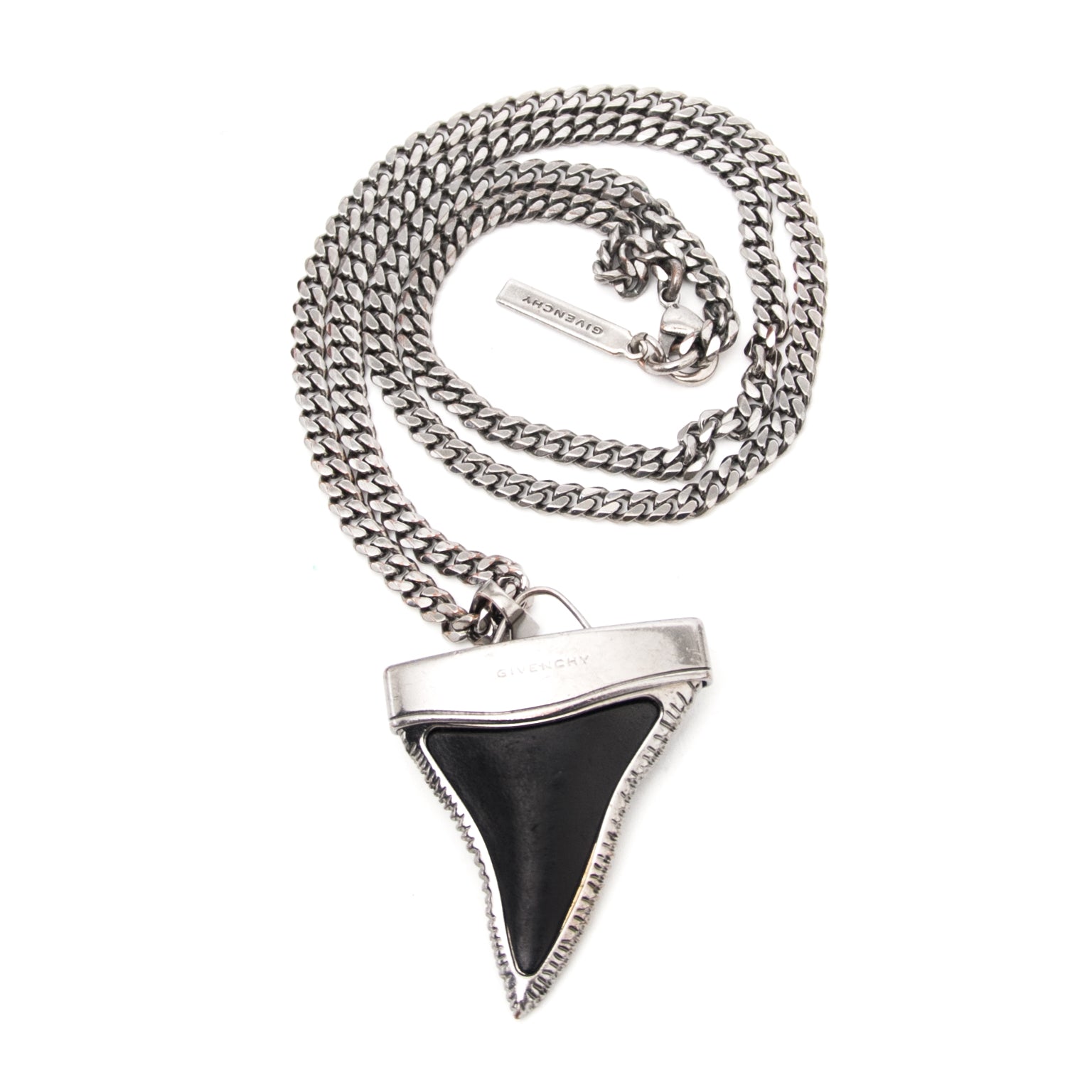 Koop zonder risico nu een authentieke Givenchy Haaientand ketting op www.labellov.com aan de beste prijs in 2017.