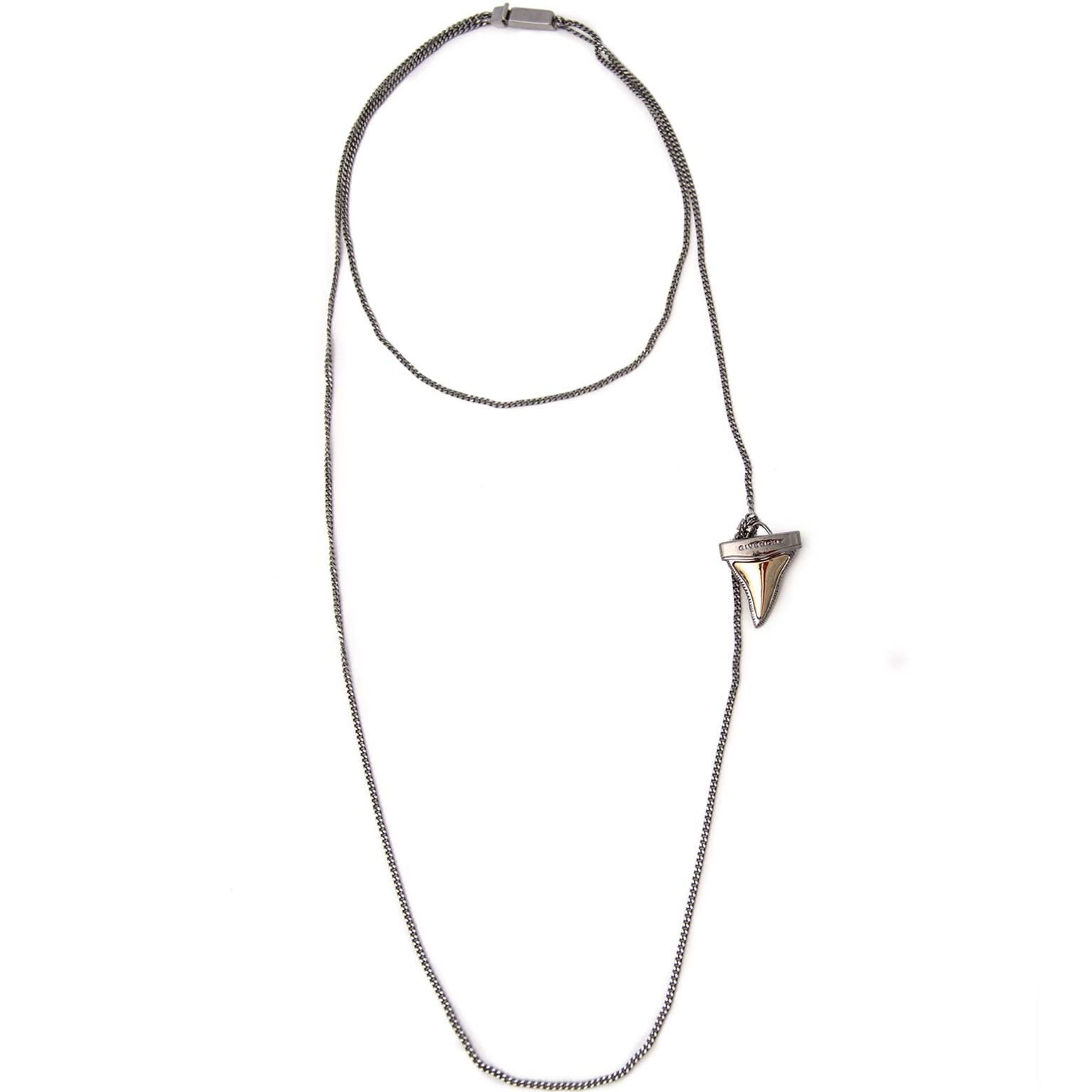 Givenchy Shark Tooth Necklace Buy authentic designer Givenchy secondhand necklace jewelry at Labellov at the best price. Safe and secure shopping. Koop tweedehands authentieke Givenchy juwelen halsketting bij designer webwinkel labellov.