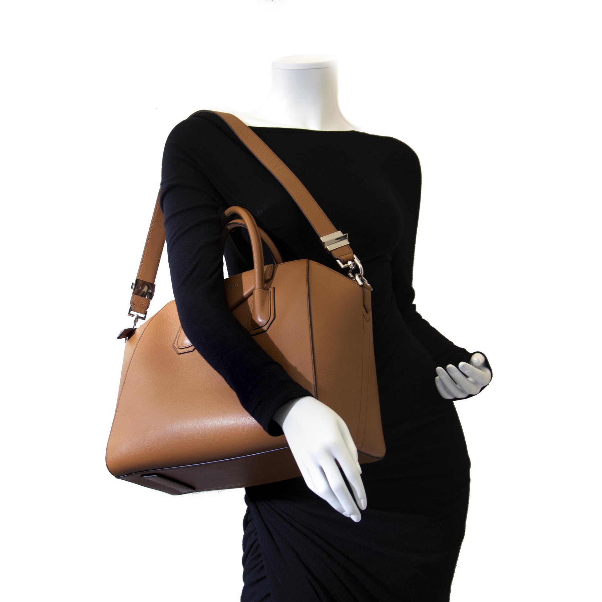 Buy authentic secondhand Givenchy Cognac Antigona at labellov at the right price.