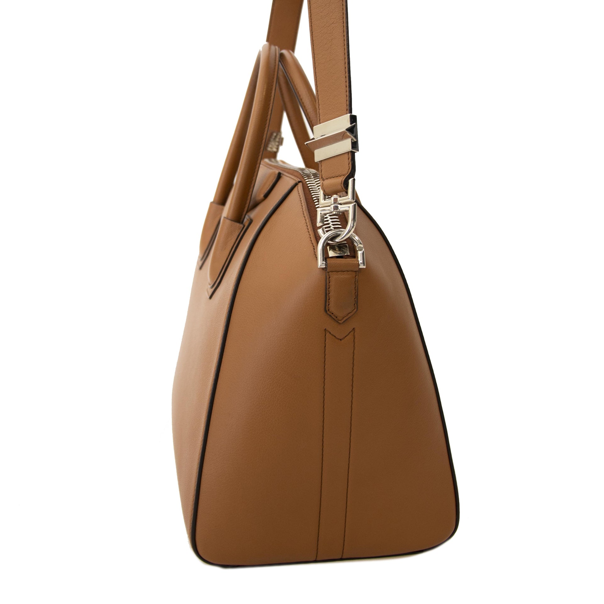 Buy authentic secondhand Givenchy Cognac Antigona at labellov at the right price.