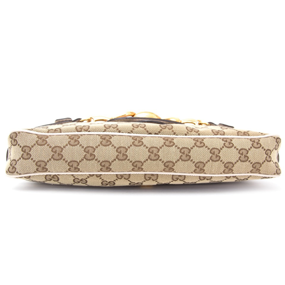 Authentieke Gucci Beige Monogram schoudertas met wit en goud voor de juiste prijs bij LabelLOV vintage webshop. Gucci Beige Monogram Purse with white and gold. Veilig online winkelen. Luxe, vintage, mode. Antwerpen, België.