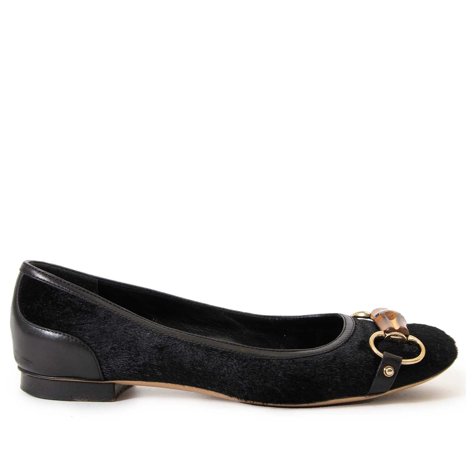 koop Gucci Black Ponyhair Horsebit Flats - Size 37 bij labellov aan de beste prijs