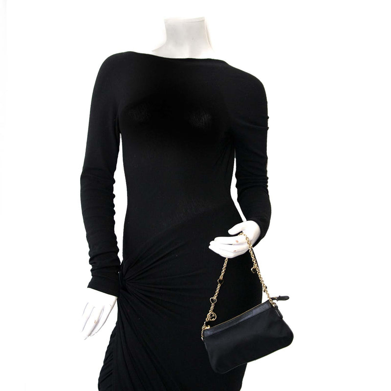 Gucci Black Gold Chain Hearts Mini Bag Buy authentic designer Gucci secondhand bags at Labellov at the best price. Safe and secure shopping. Koop tweedehands authentieke Gucci tassen bij designer webwinkel labellov.