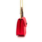 A vendre, le Vintage Gucci Satin XXS Red Mini Bag with Bamboo Handle & Gold Chain chez Labellov à magasin ou en ligne www.labellov.com, secure shopping et des prix raisonables.