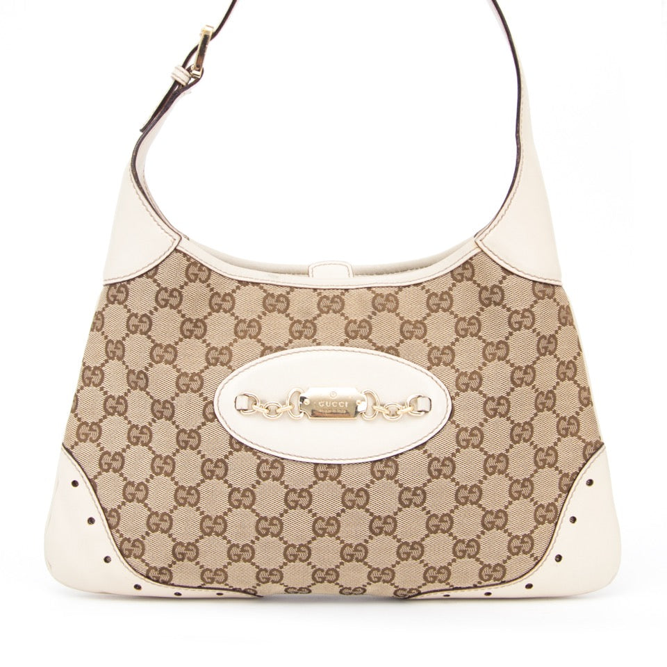 Authentieke Gucci Monogram Schoudertas met wit accent voor juiste prijs bij LabelLOV vintage webshop. Gucci Monogram Shoulder bag with white trim and gold buckle. Veilig online winkelen. Luxe, vintage, mode. Antwerpen, België.