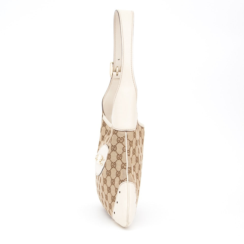 Authentieke Gucci Monogram Schoudertas met wit accent voor juiste prijs bij LabelLOV vintage webshop. Gucci Monogram Shoulder bag with white trim and gold buckle. Veilig online winkelen. Luxe, vintage, mode. Antwerpen, België.
