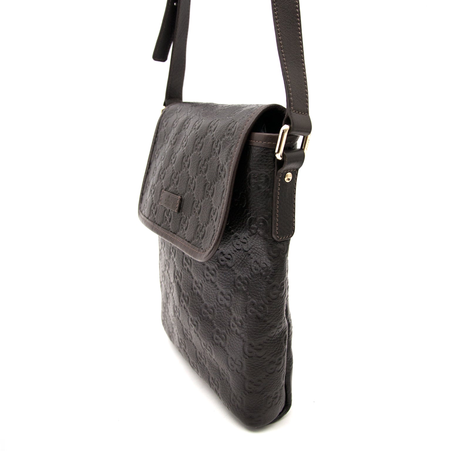 Labellov is gespecialiseerd in de aankoop en verkoop van tweedehands designer goederen.