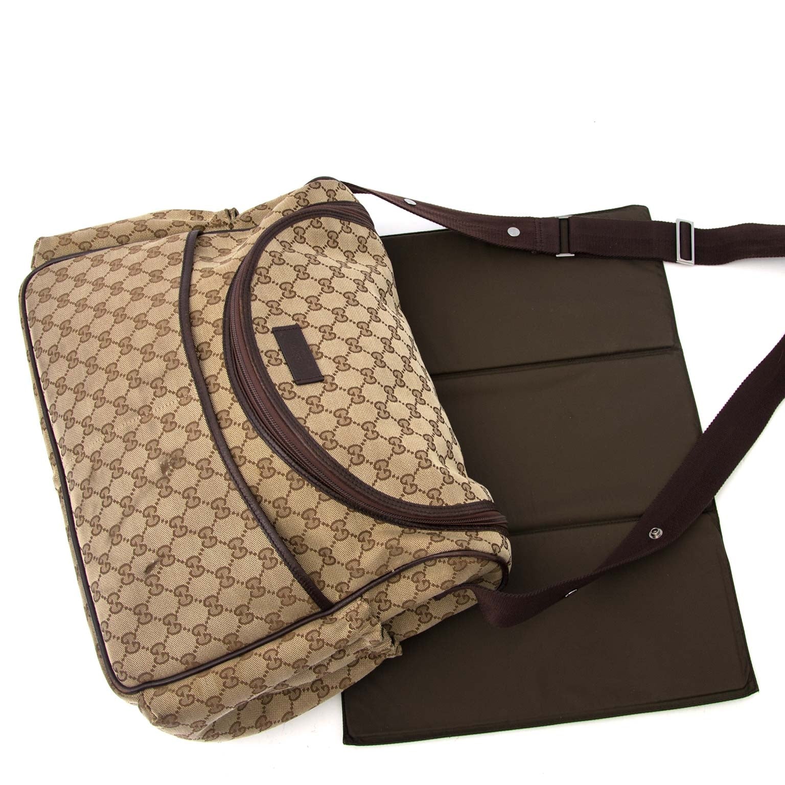Buy authentic designer Chanel secondhand bags at Labellov at the best price. Safe and secure shopping. Koop tweedehands authentieke Chanel tassen bij designer webwinkel labellov.