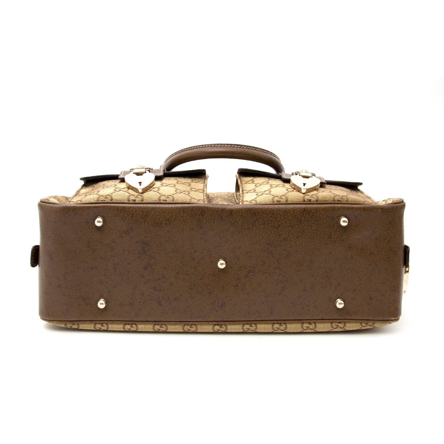 Are you looking to score a designer bag for a discount? Shop online on Labellov
