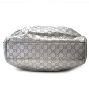 Compra una cartera Gucci patent autentica en el color silver muy en moda para el precio correcto en LabelLOV Amberes.