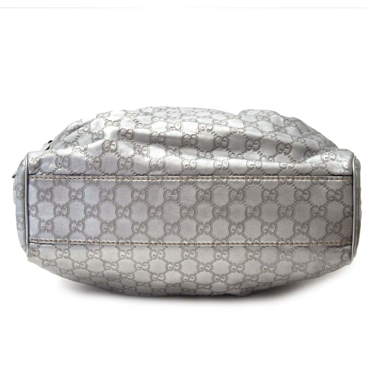 Compra una cartera Gucci patent autentica en el color silver muy en moda para el precio correcto en LabelLOV Amberes.
