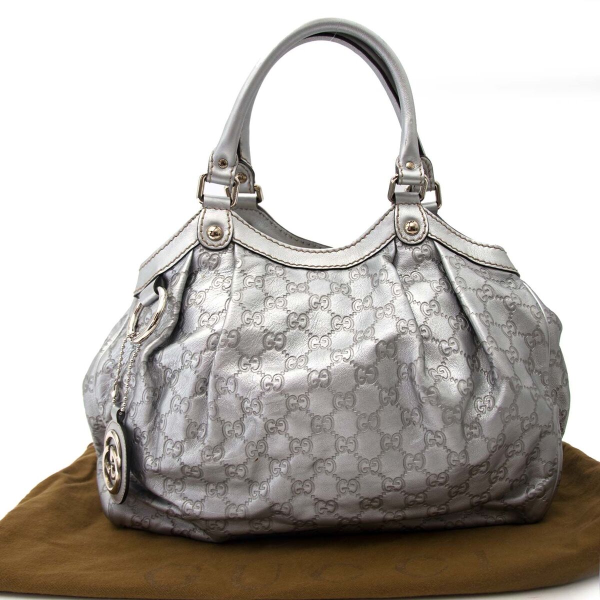Op zoek naar vintage Gucci handtassen in het zilver? Koop bij LabelLOV Gucci handtassen aan de beste prijs, veilig online shoppen geharandeerd.