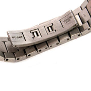 Achetez un authentique Gucci horloge en argent pour le bon prix chez LabelLOV.