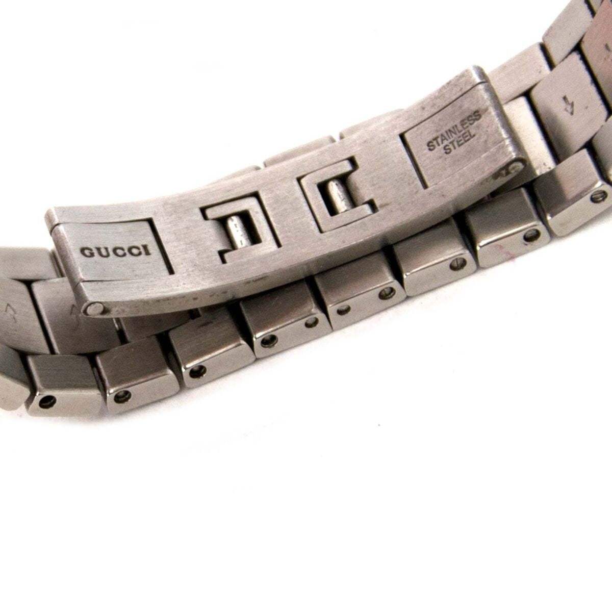 Achetez un authentique Gucci horloge en argent pour le bon prix chez LabelLOV.