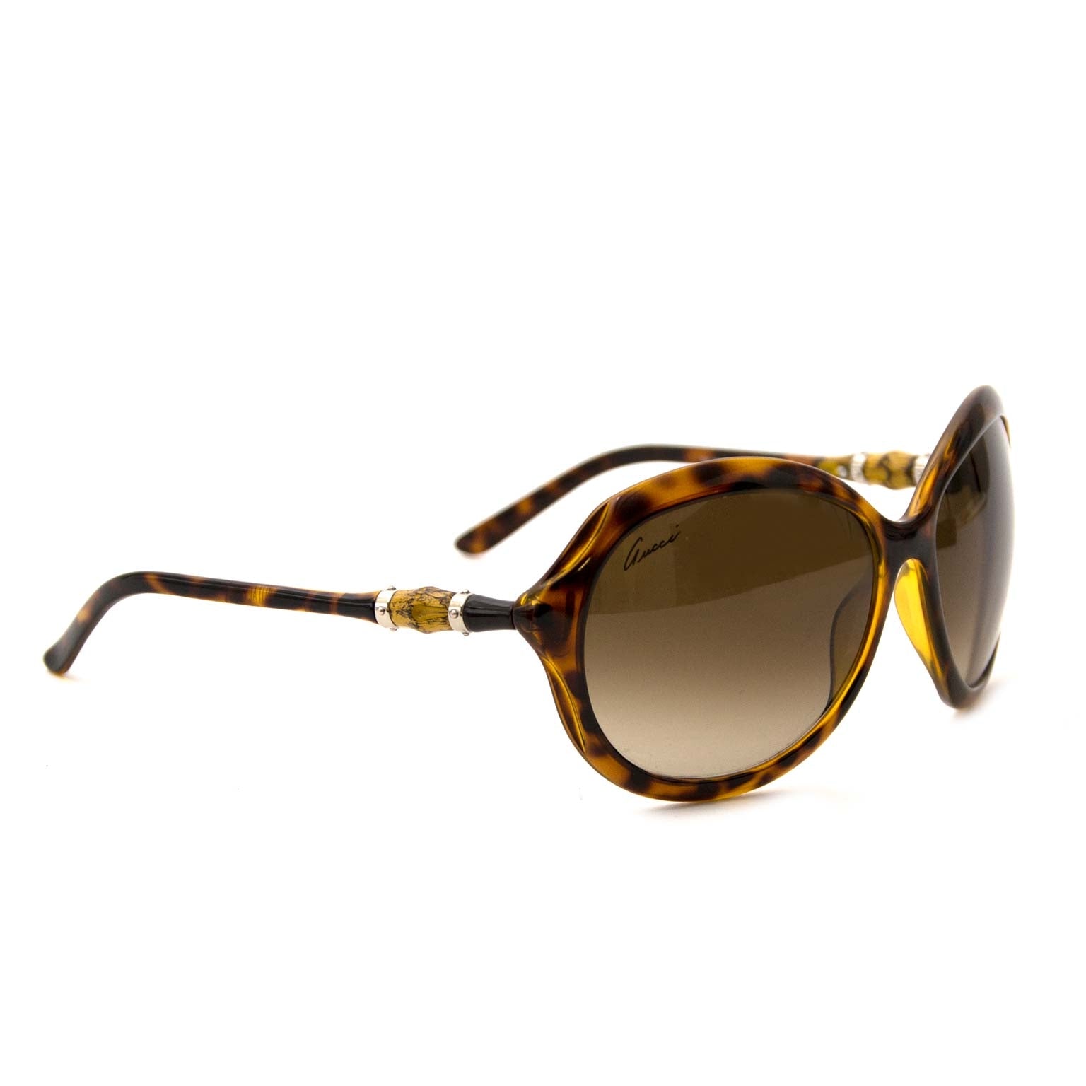 Buy secondhand Gucci sunglasses at Labellov. Safe online shopping. Koop tweedehands Gucci zonnebril bij Labellov. Veilig online shoppen. Achetez des lunettes de soleil Gucci d'occasion chez Labellov. Achats en ligne en toute securité.