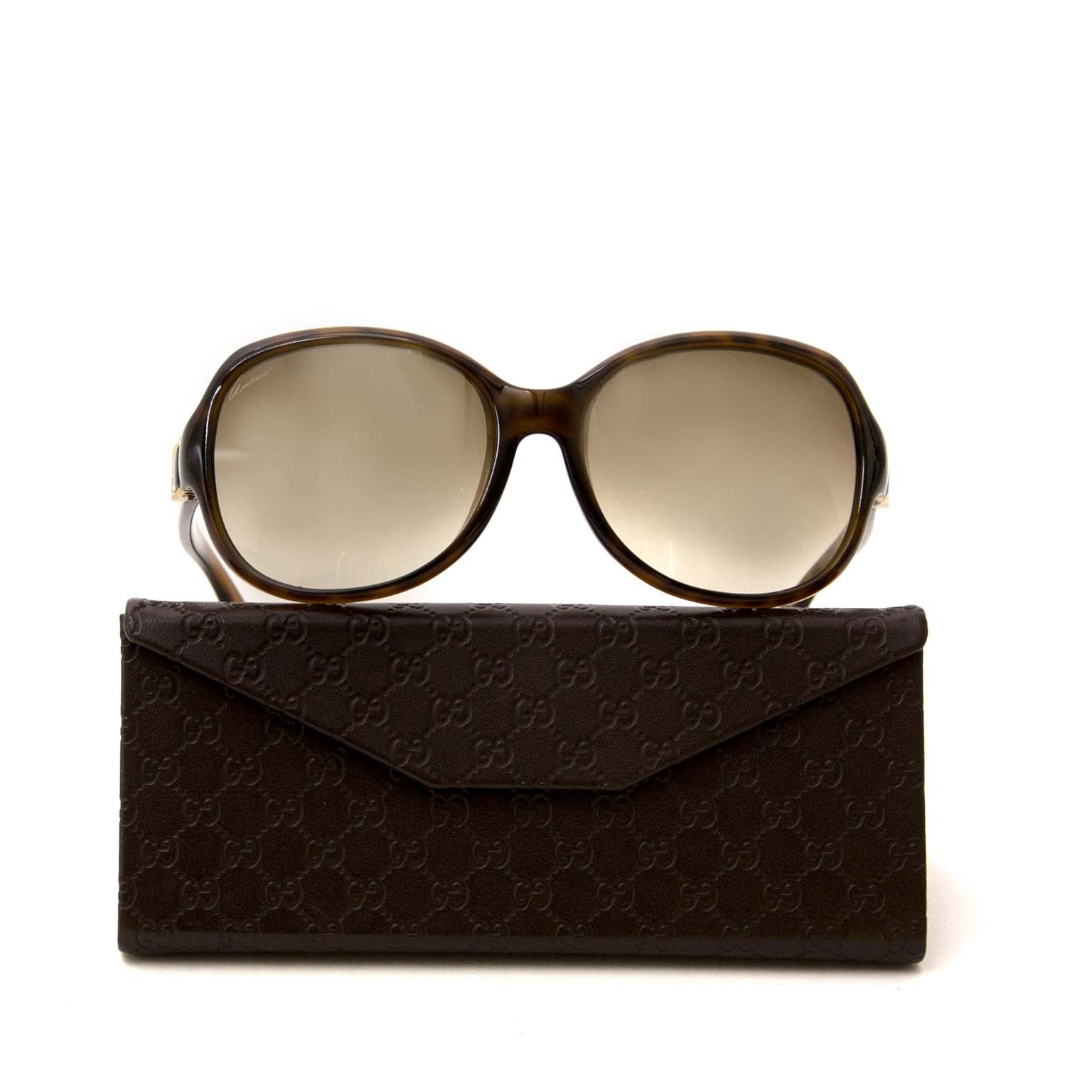 Buy secondhand Gucci sunglasses at Labellov. Safe online shopping. Koop tweedehands Gucci zonnebril bij Labellov. Veilig online shoppen. Achetez des lunettes de solei d'occasion Gucci chez Labellov. Achats en ligne en toute securité.