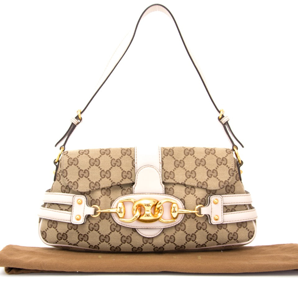 Authentieke Gucci Beige Monogram schoudertas met wit en goud voor de juiste prijs bij LabelLOV vintage webshop. Gucci Beige Monogram Purse with white and gold. Veilig online winkelen. Luxe, vintage, mode. Antwerpen, België.
